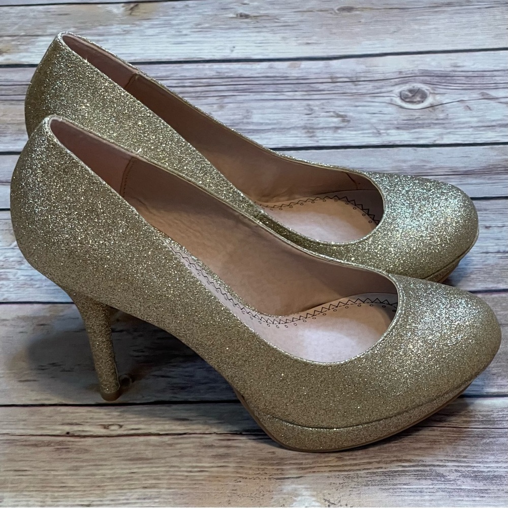 Olsenboye Pepper Size 8.5 Gold Glitter Heels (NIB)